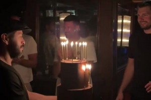 东契奇和德约一同庆祝生日，性感女郎有点抢眼，77眼神往哪瞄呢